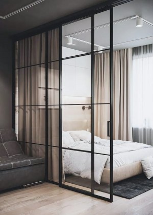 Спальня за скляною перегородкою з чорною рамою, затишним ліжком, шторами і м'яким ліжком