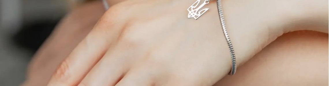 Серебряный браслет – идеальное украшение для деловой женщины
