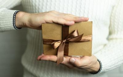 Що подарувати другу: прикольні та оригінальні ідеї