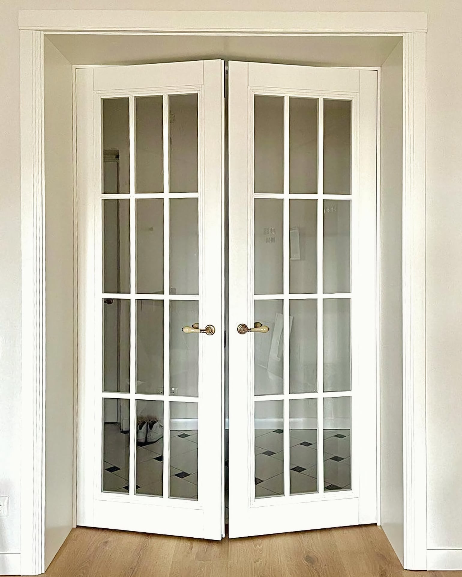 Белые межкомнатные двери - с двух створок, обе створки немного приоткрыты