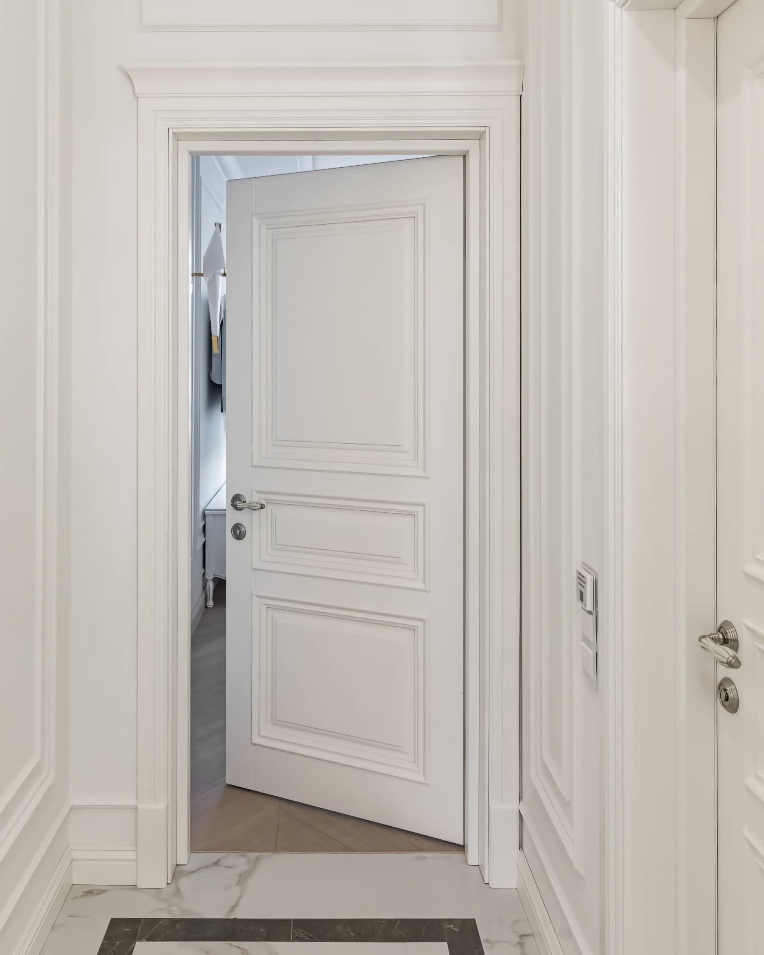 Белая дверь классическая – филёнчатые двери с фигурными наличниками