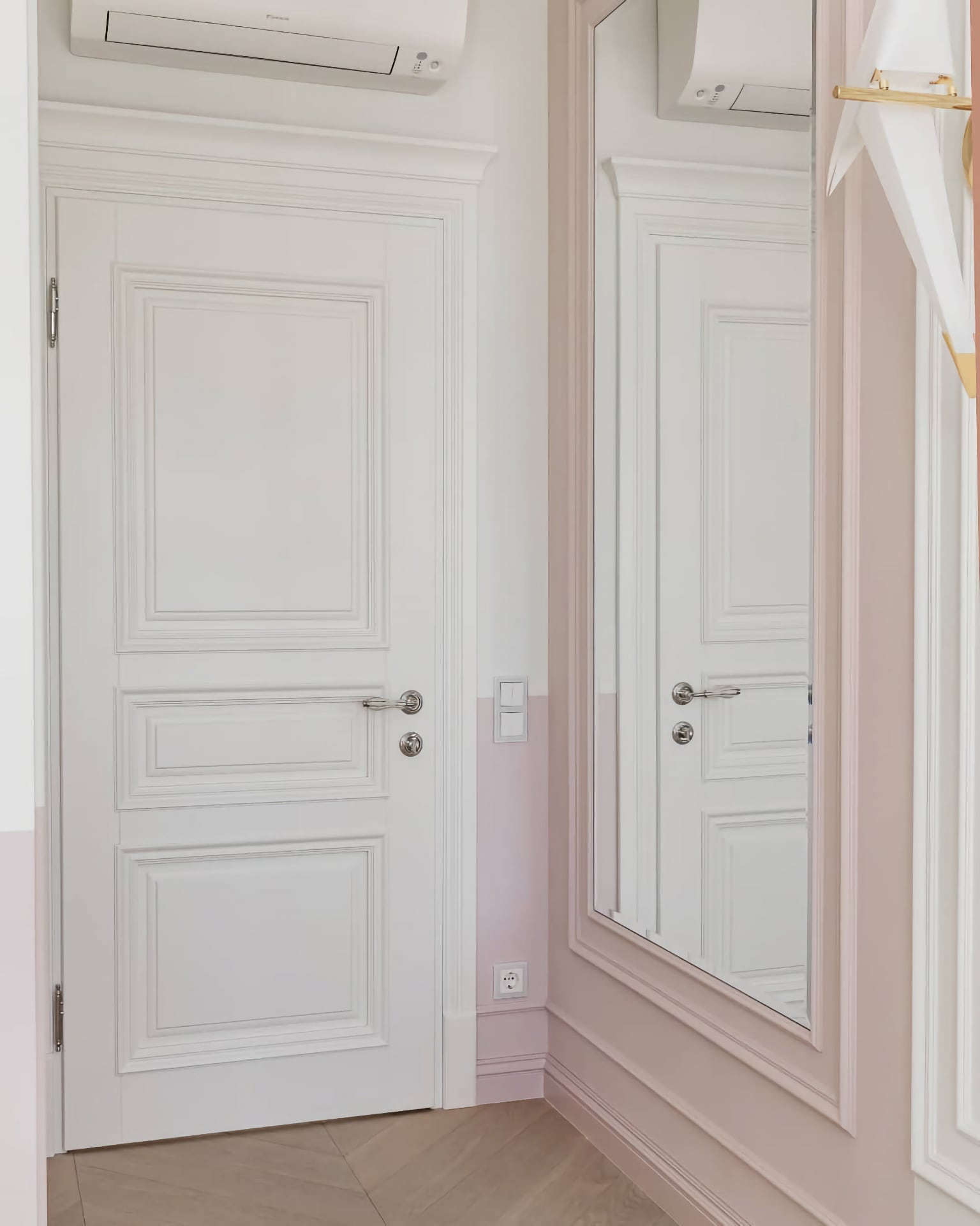 Білі двері у квартирі Києва - у передпокої з дзеркалом