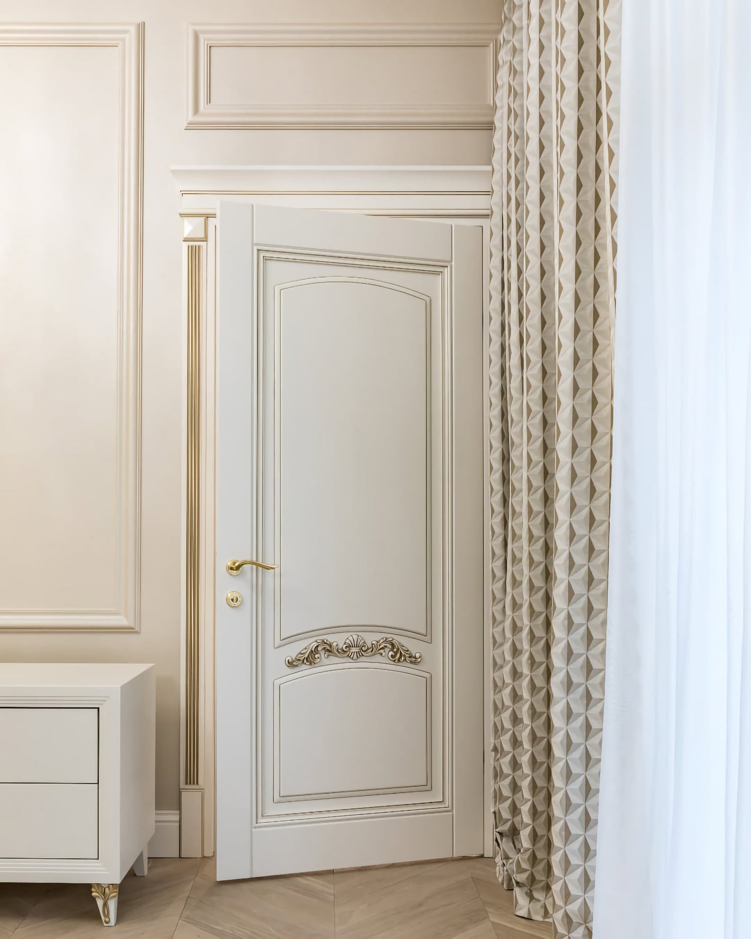 Класичні білі двері з декоративними елементами