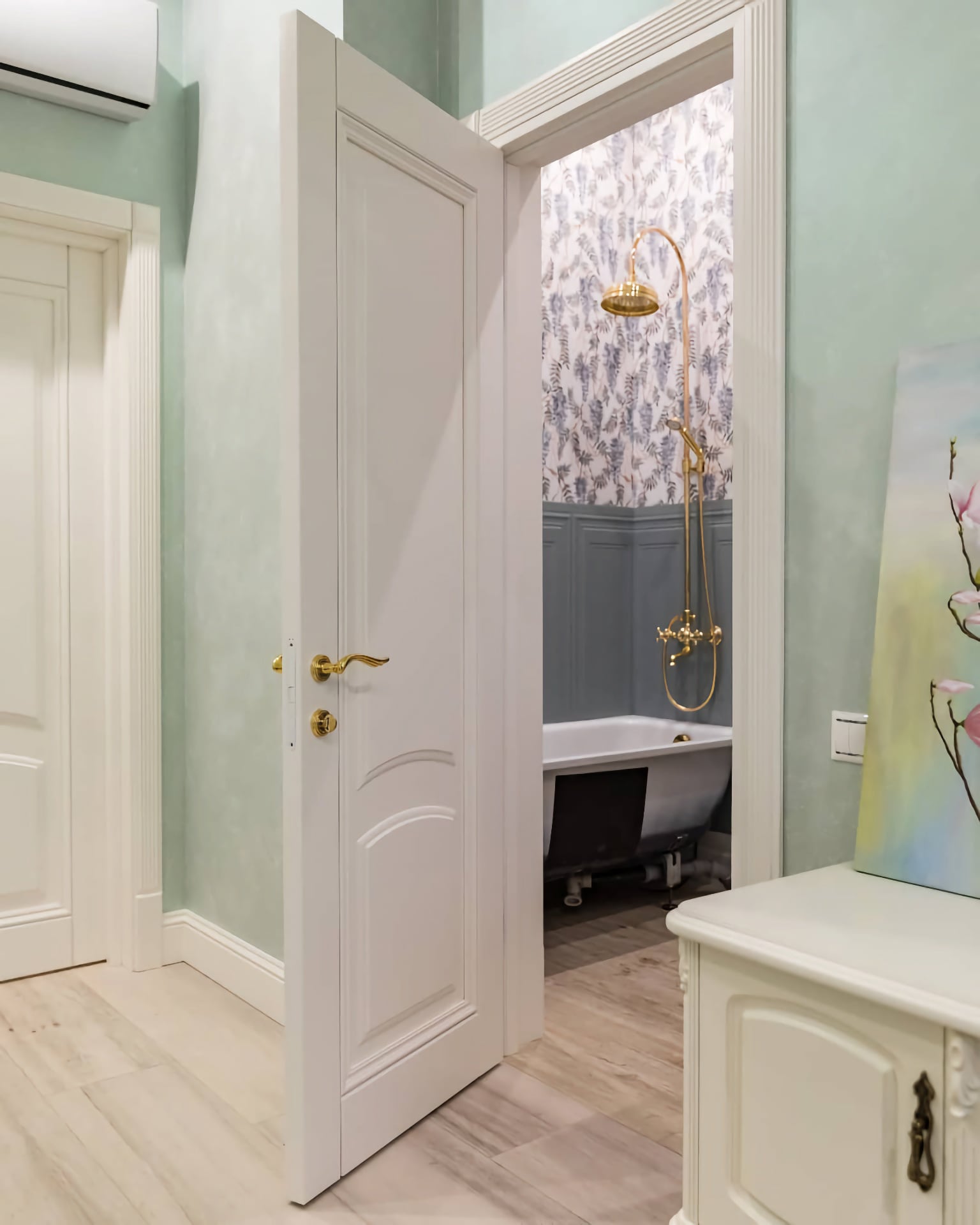 Внутренние двери - элегантная белая дверь в современном интерьере, вход с коридора в ванную