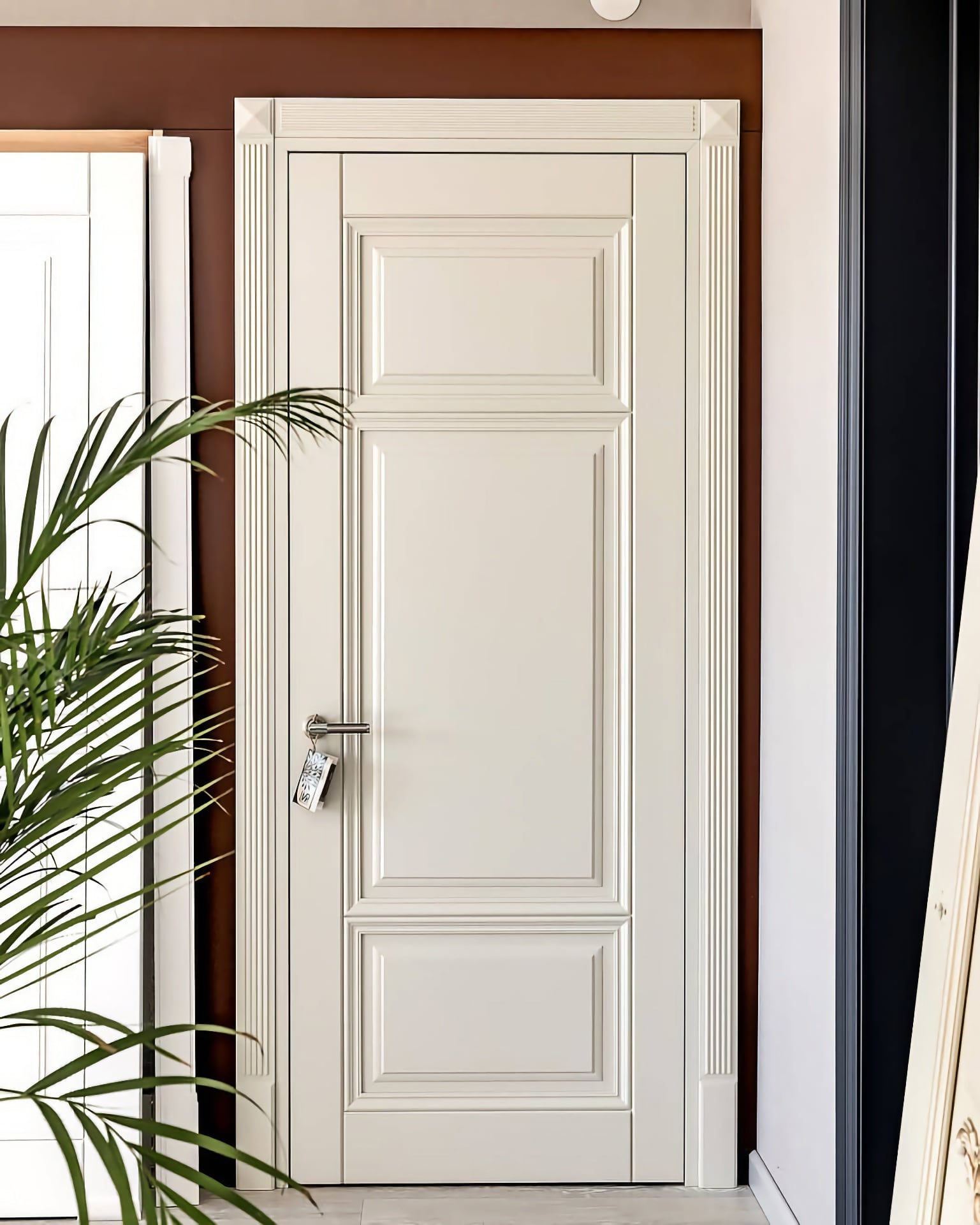 Каталог міжкімнатних дверей - білі двері на виставці в нашому магазині