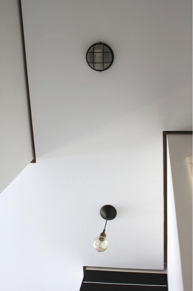 Стильная люстра — Дизайн 2-комнатной квартиры Soft Scandinavian Loft, 40 м.кв — дизайнер Ира Сазонова