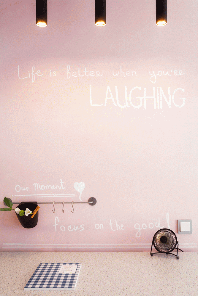 Рожева грифельна стіна - Дизайн-проект 2-кімнатної квартири "Дівоча Нора", ЖК Комфорт Таун, 43 м.кв - дизайнер Сазонова Іра