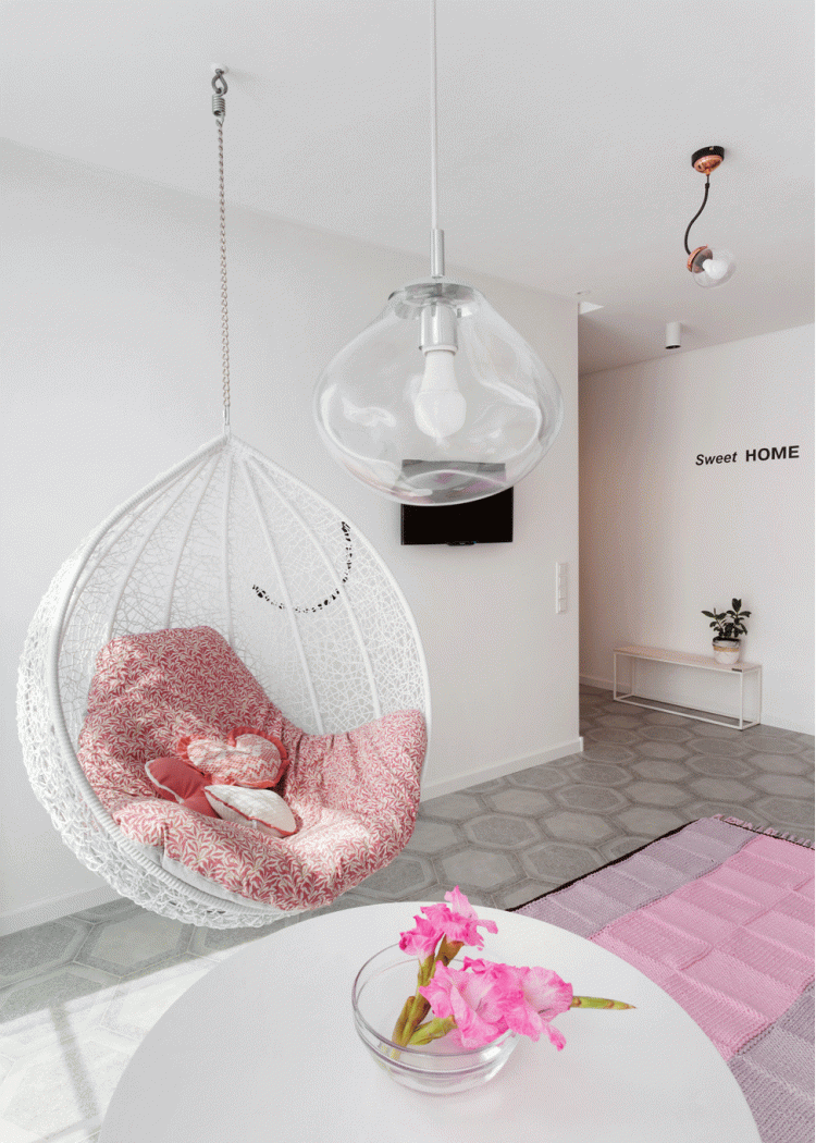 Подвесное кресло в гостиной — Дизайн-проект 2-комнатной квартиры "Девичья Нора", ЖК Комфорт Таун, 43 м.кв — дизайнер Сазонова Ира