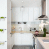 Зеленые растения на белой кухне — Дизайн-проект 2-комнатной квартиры "Девичья Нора", ЖК Комфорт Таун, 43 м.кв — дизайнер Сазонова Ира