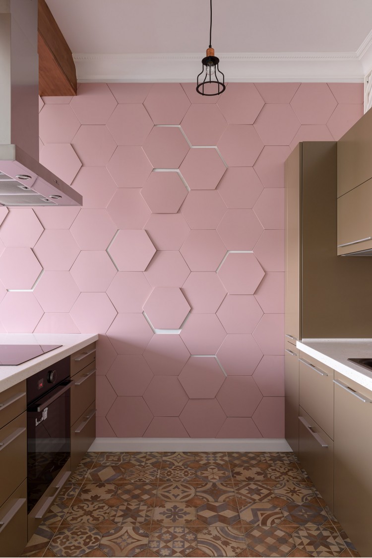 Розовая декоративная стена, соты — Дизайн-проект 2-комнатной квартиры "Forever young" White Cozy Home в ЖК River Stone, 85м.кв — дизайнер Сазонова Ира