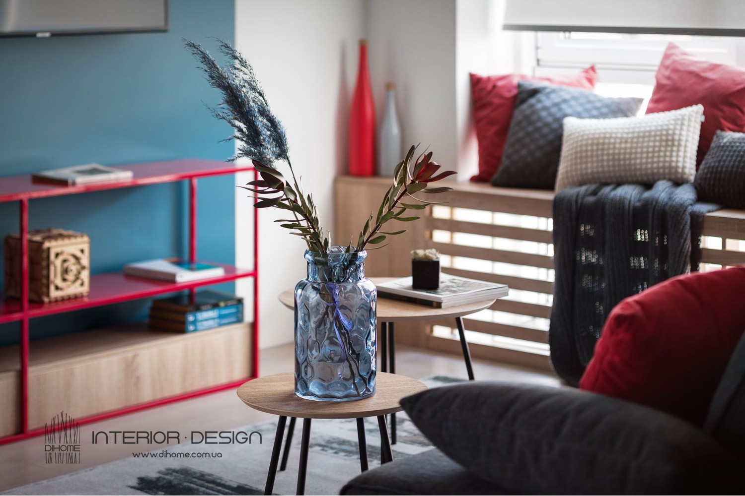Фото інтер'єру: Декоративні подушки в дизайні інтер'єру – BRIGHT MOOD – інтер'єр однокімнатної квартири 47 м2 – 2156