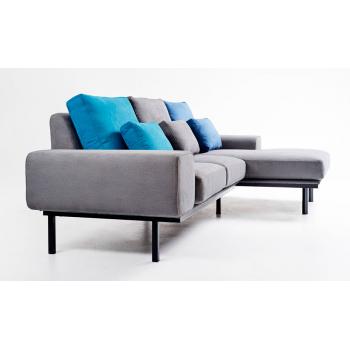 М'який кутовий диван з подушками.