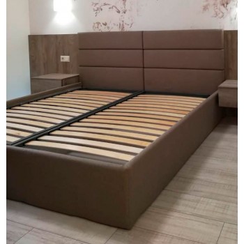 Кровать с мягкими панелями