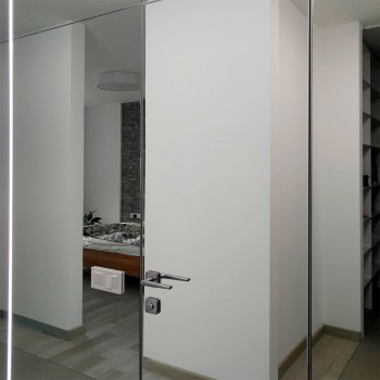 Межкомнатные двери Астори Invisible line – коллекция скрытых дверей – зеркало