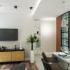 Дизайн гостиной комнаты с яркими акцентами