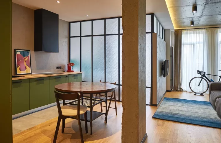 Кухня с обеденной зоной в дизайн-проекте квартиры в ЖК Комфорт Таун, 65м.кв.— Design Burean