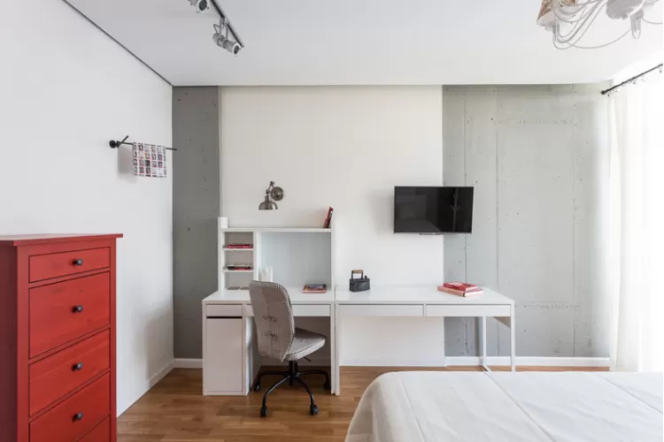 Письменный стол в спальной зоне – фото интерьера № 793