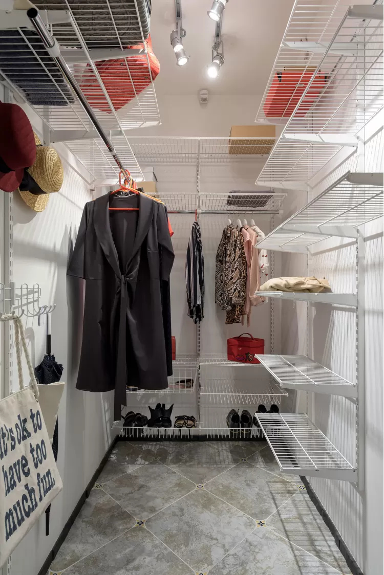 Гардеробная — Дизайн-проект 2-комнатной квартиры "Forever young" White Cozy Home в ЖК River Stone, 85м.кв — дизайнер Сазонова Ира