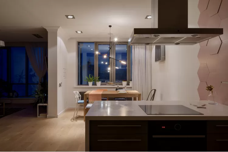 Вечерний интерьер кухни — Дизайн-проект 2-комнатной квартиры "Forever young" White Cozy Home в ЖК River Stone, 85м.кв — дизайнер Сазонова Ира