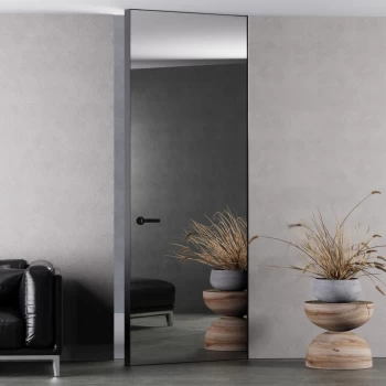 Современная зеркальная дверь скрытого монтажа с черной ручкой