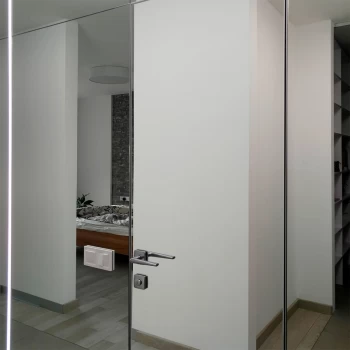 Встроенные двери –  Invisible line – коллекция скрытых дверей – зеркало