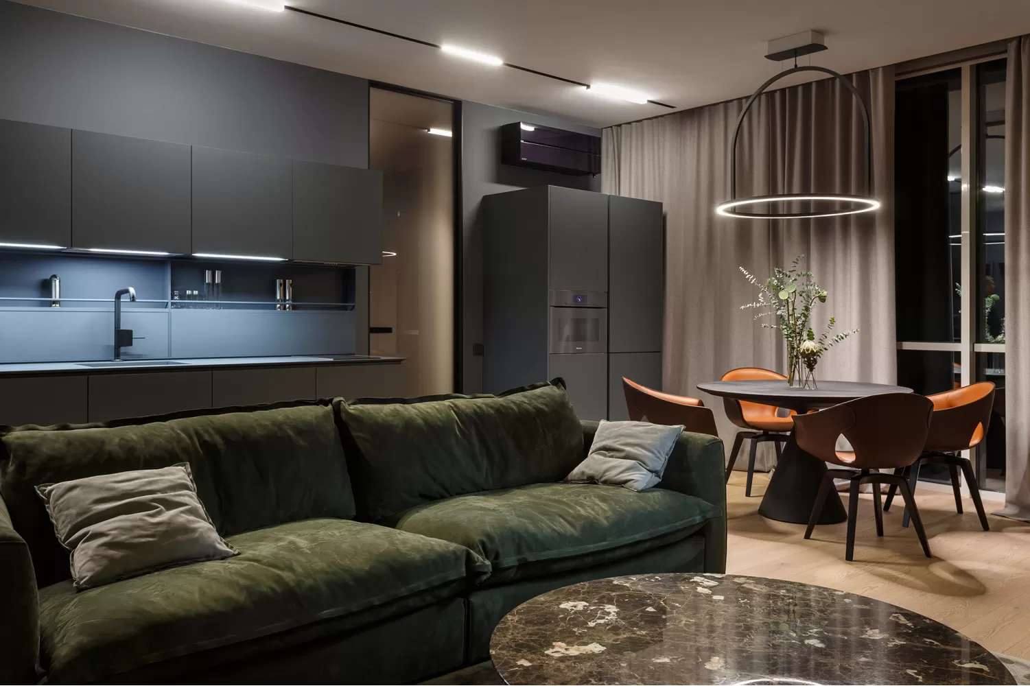 Вітальня з обідньою зоною в дизайн-проекті квартири-студії Timeless - 62м.кв. - Svoya