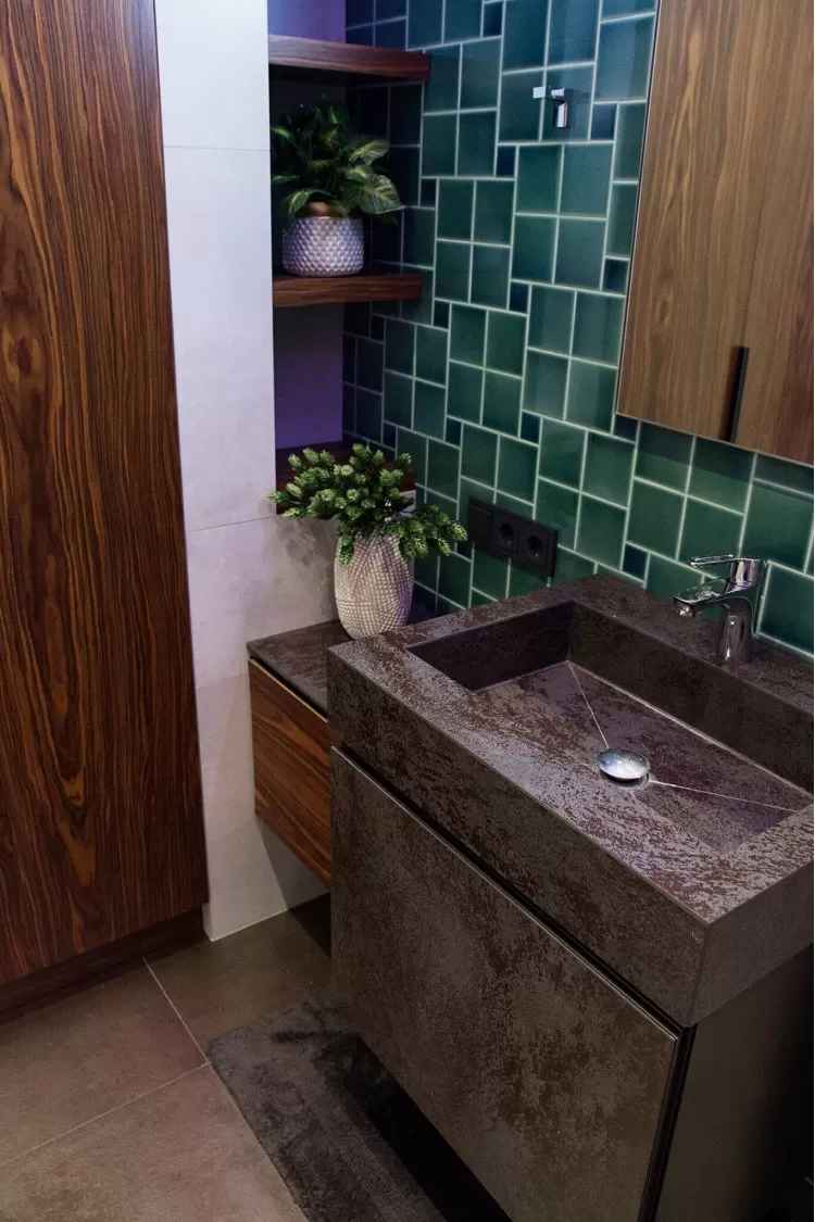 Дизайн санвузла з сучасним стилем з елементами бірюзи.