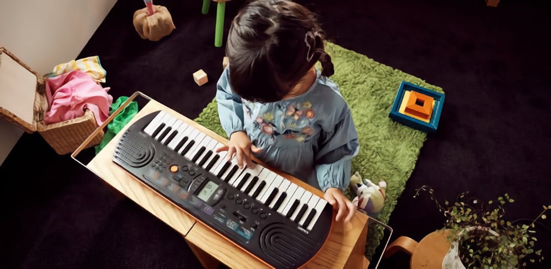 Ребёнок играет на синтезаторе