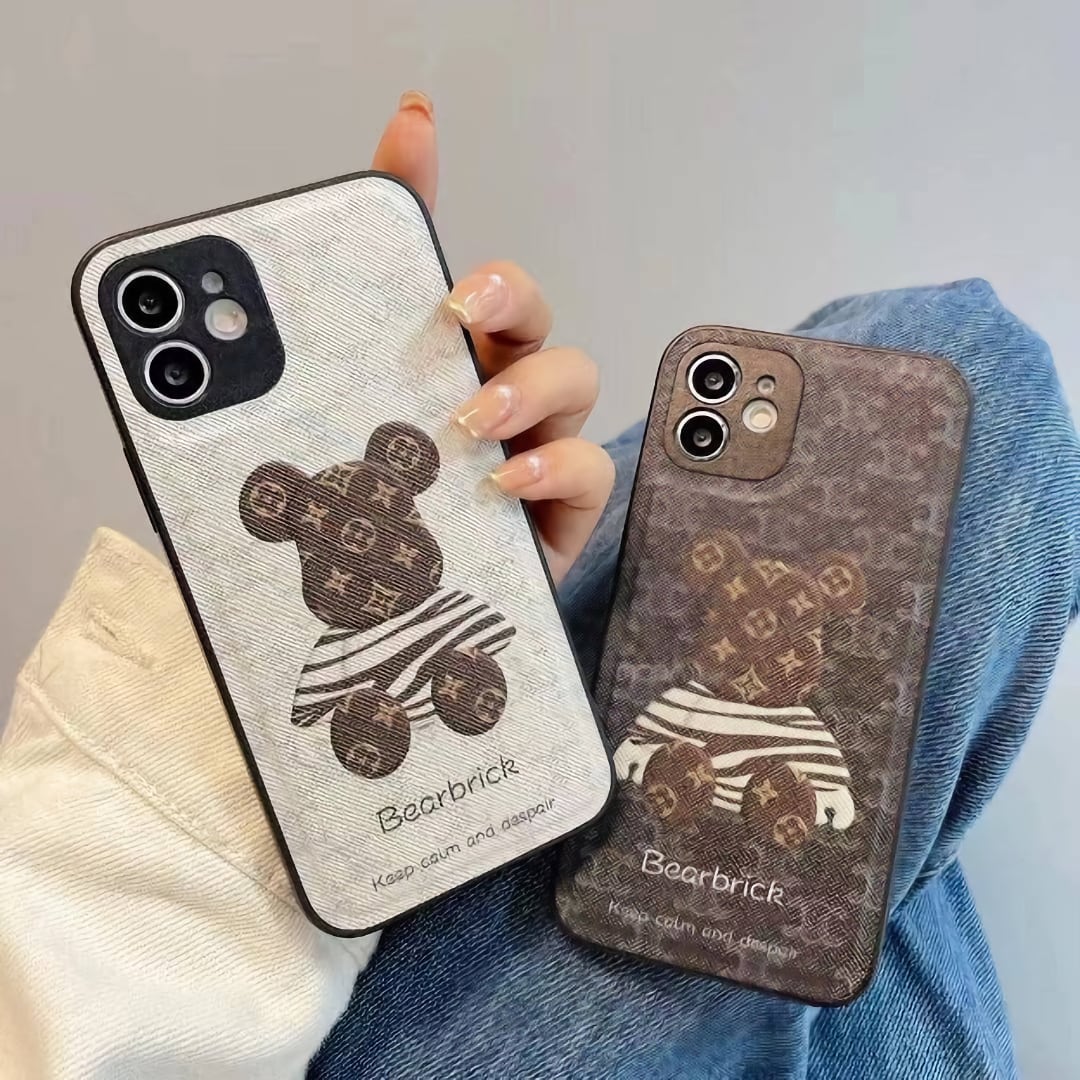 Чохол для iPhone 12 коричневого кольору та ведмедика, в руках дівчини