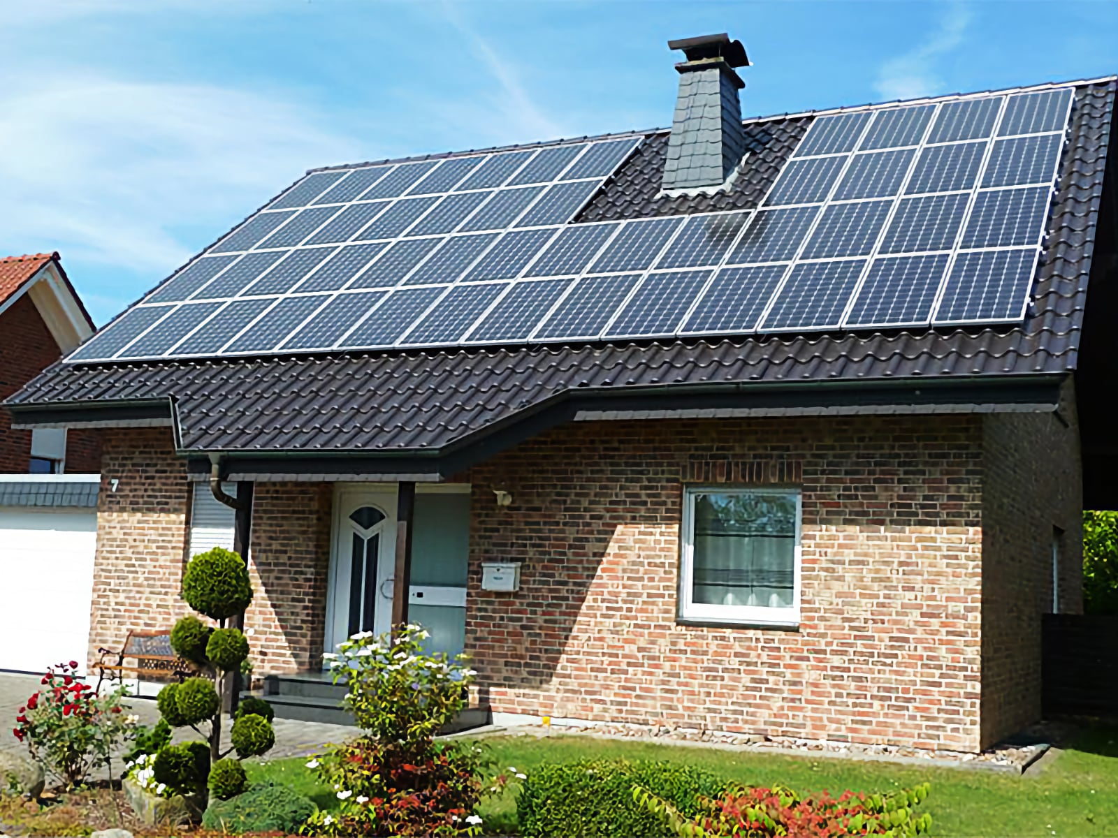 Сонячні панелі на даху приватного будинку