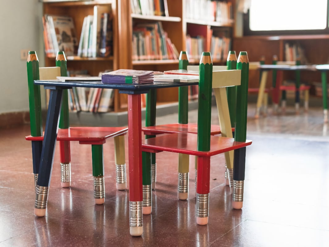 Дитячі стільці у вигляді олівців