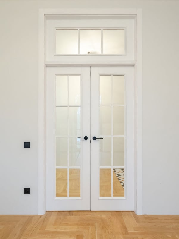Белые деревянные двери на две створки с фрамугой