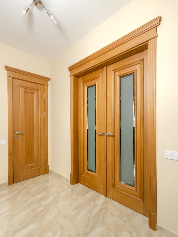 Две деревянные двери 