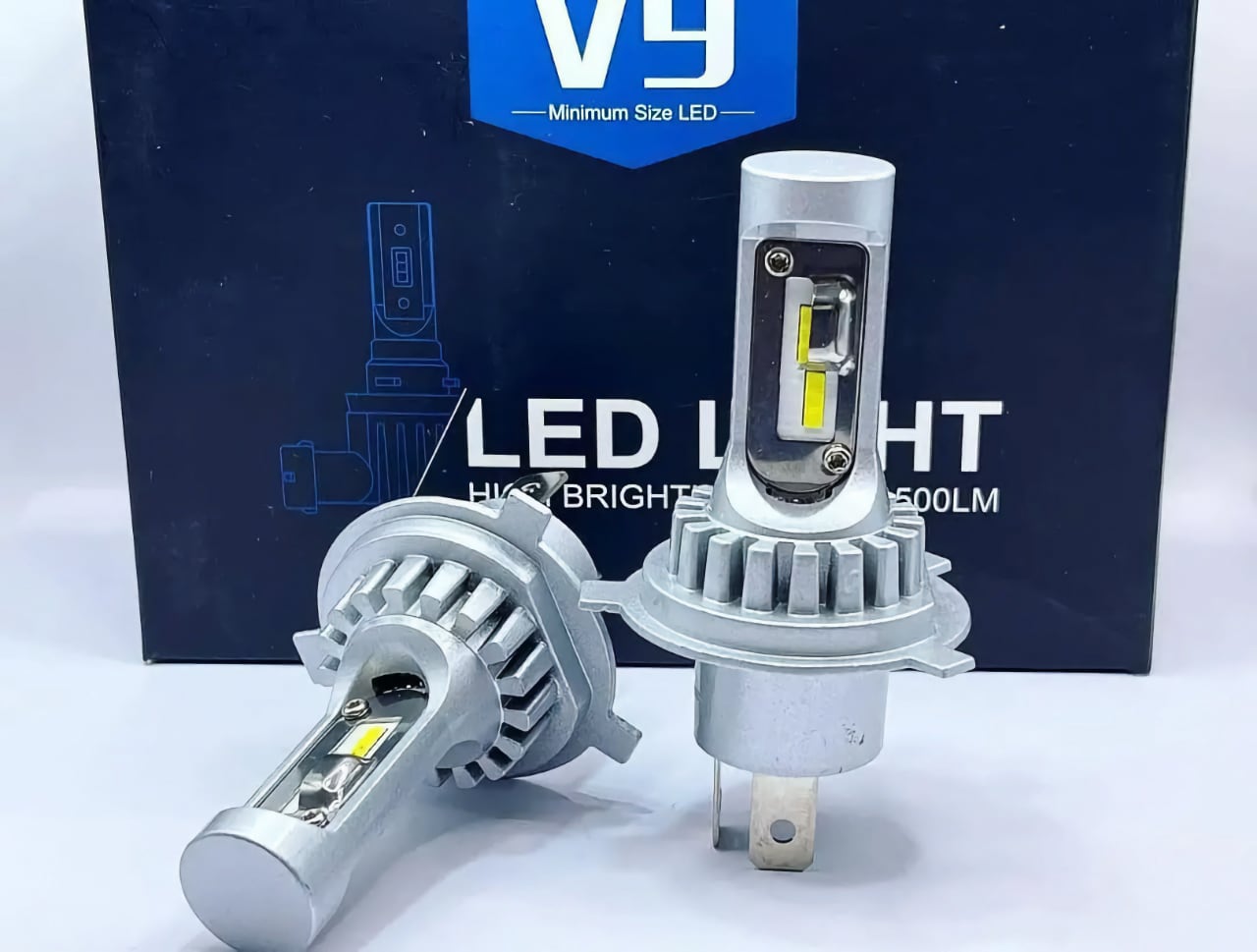 LED лампи для автомобіля, а також коробка для їх упаковки з написом "LED LIGHT" та вказівкою яскравості "H6 BRIGHT 500LM