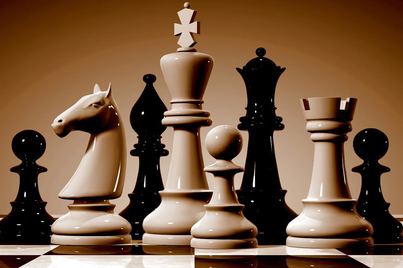 Шахматные фигуры: король, королева, слон, конь, пешки на шахматной доске. Контрастные цвета, глянцевая поверхность, абстрактный фон.
