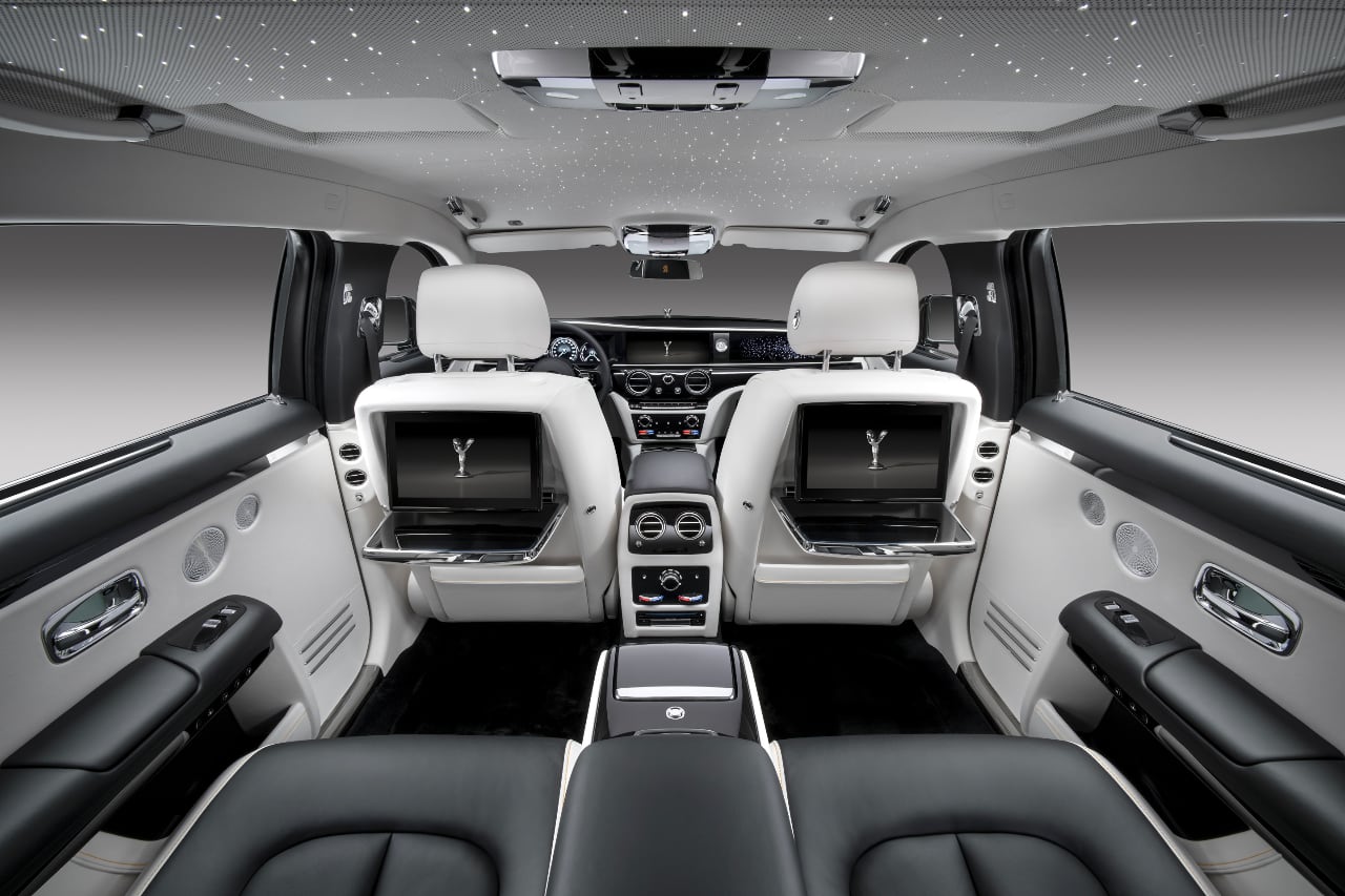 Роскошный автомобильный интерьер: звездное небо, индивидуальные экраны, белая кожа, элегантные детали, высокотехнологичное оборудование, комфорт, стиль, совершенство, изысканность, премиум-класс.