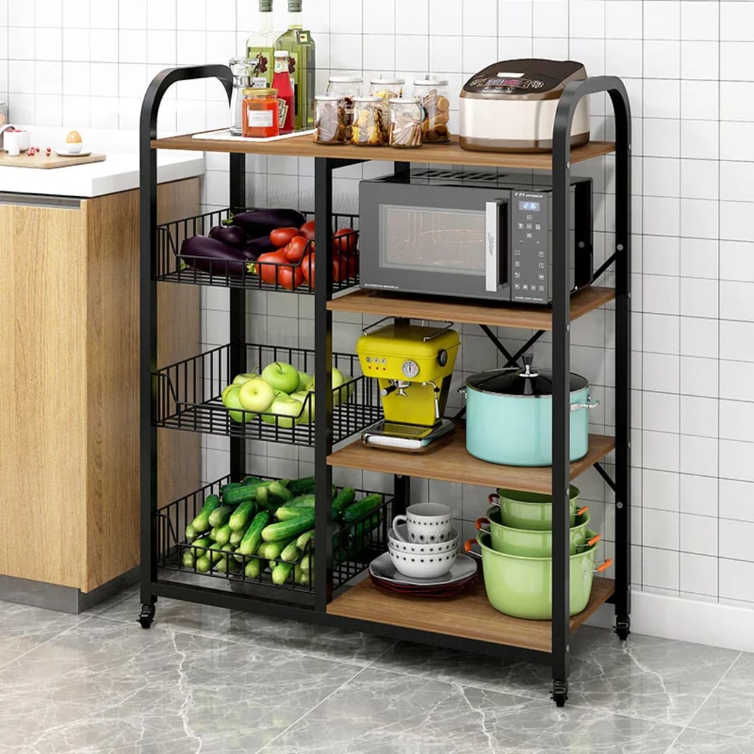 Многофункциональный кухонный стеллаж с бытовой техникой, кухонными принадлежностями и свежими овощами на металлических корзинах, организация пространства.