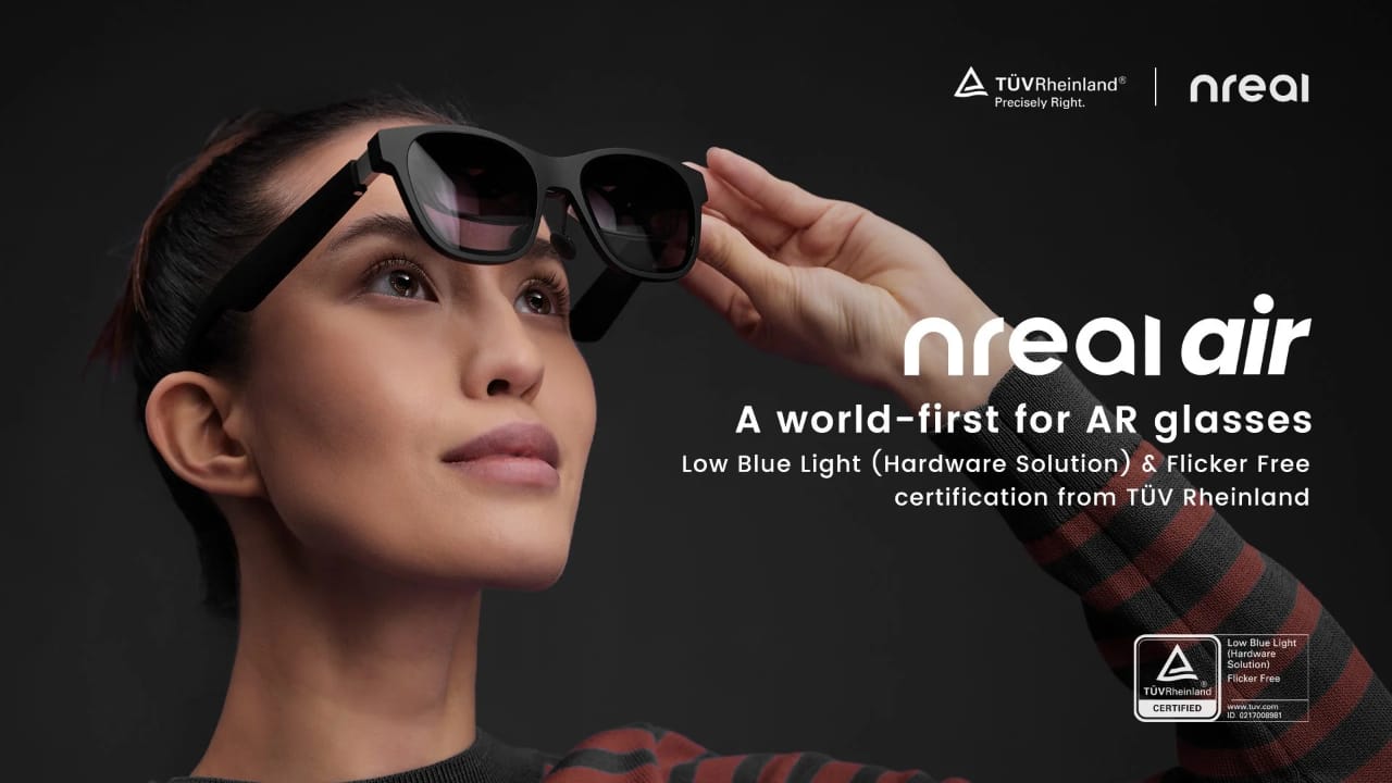 Жінка в чорних AR-окулярах nreal air, реклама із сертифікатами Low Blue Light та Flicker Free від TÜV Rheinland.