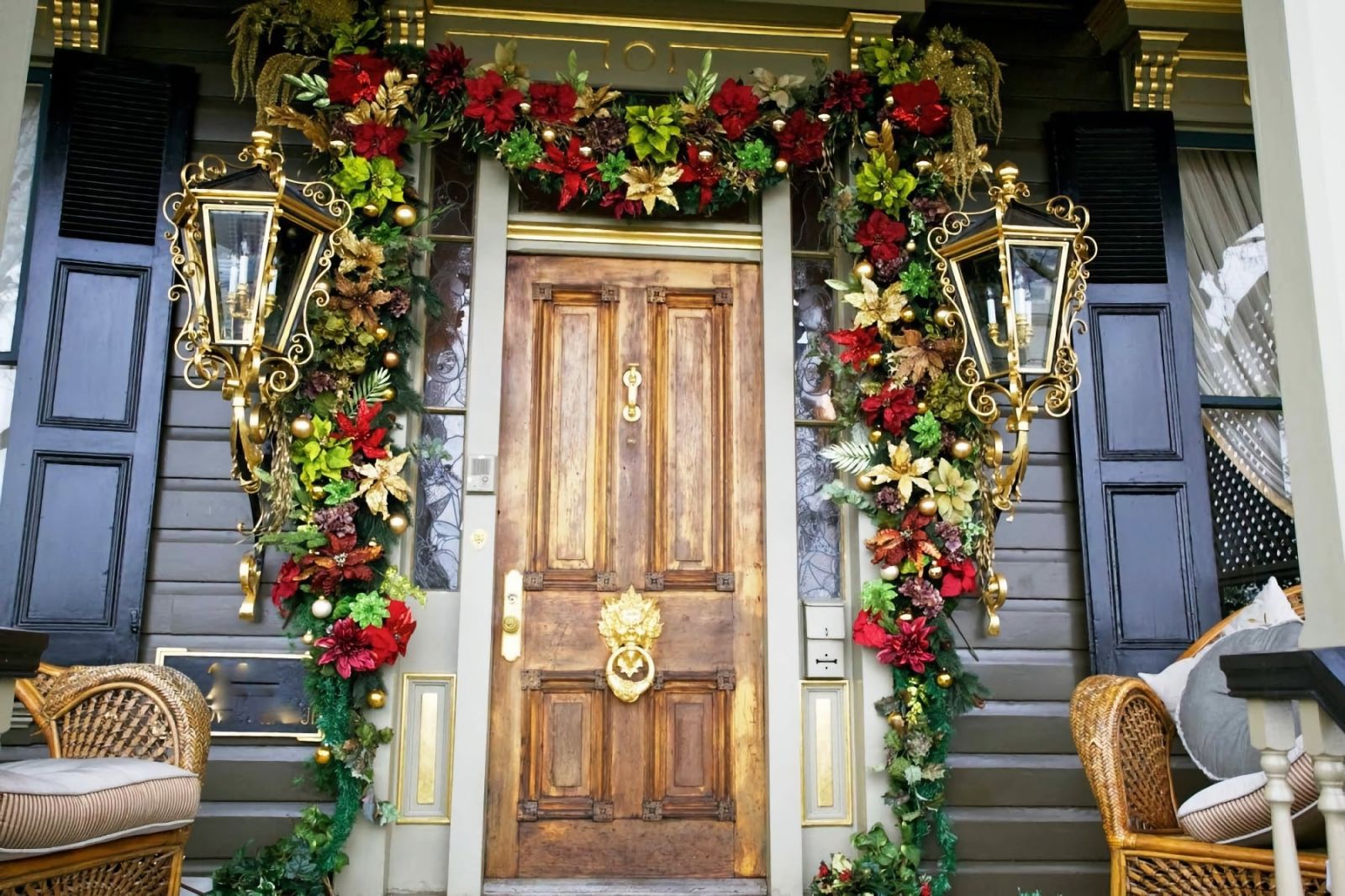 Вход в дом украшенный цветами