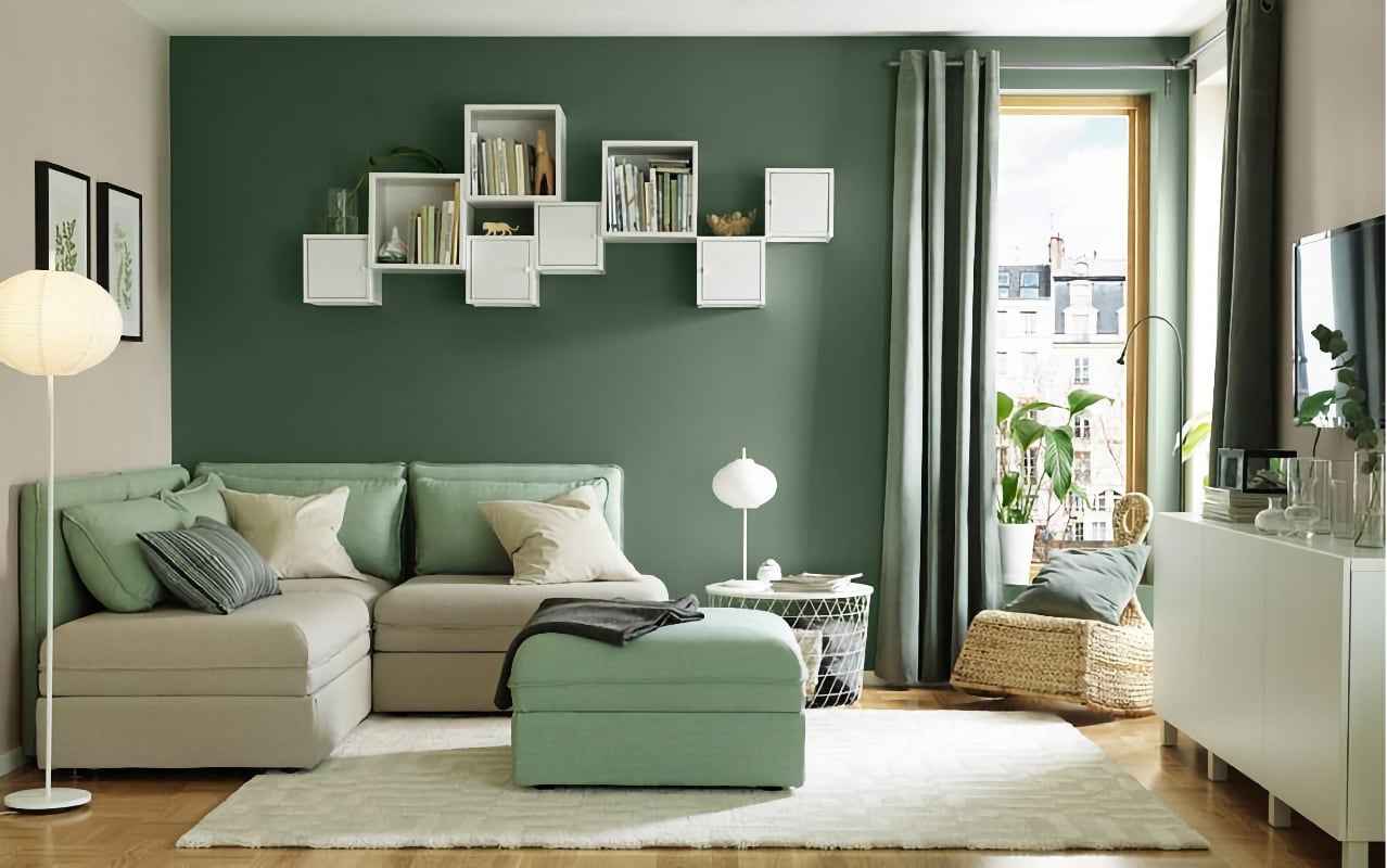 Зелений диван в інтерʼєрі вітальні