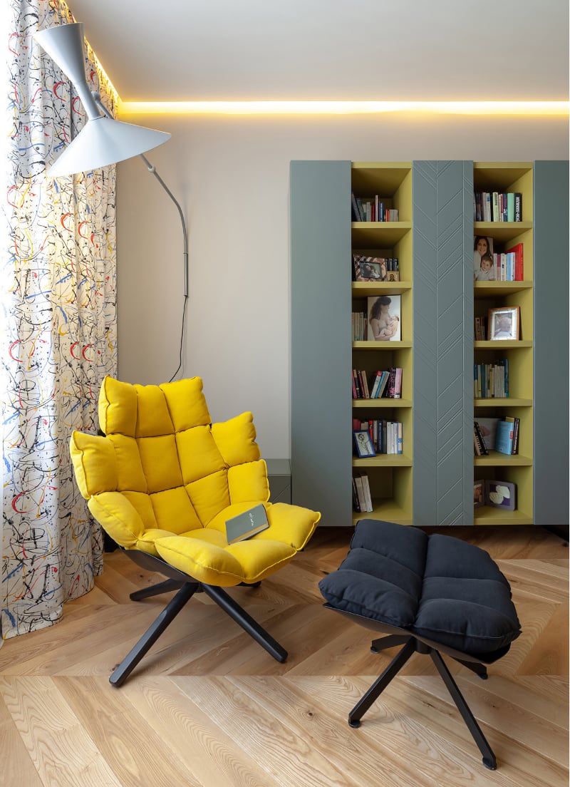 Мягкая мебель: желтое кресло в интерьере гостиной.