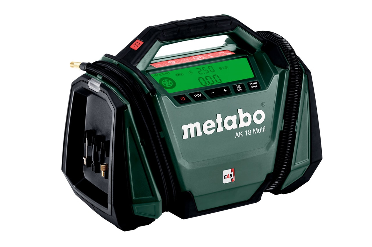 Портативний компресор бренду Metabo, модель AK 18 Multi. Він має зелений корпус з логотипом Metabo на передній частині. На верхній панелі розміщено цифровий дисплей, який показує тиск і інші налаштування, а поруч знаходяться кнопки керування. Також видно частину чорного пневматичного шланга і фітинги для підключення інструментів. Цей прилад використовується для різних завдань, де необхідне стиснене повітря, наприклад, для накачування шин, роботи з пневматичними інструментами тощо.