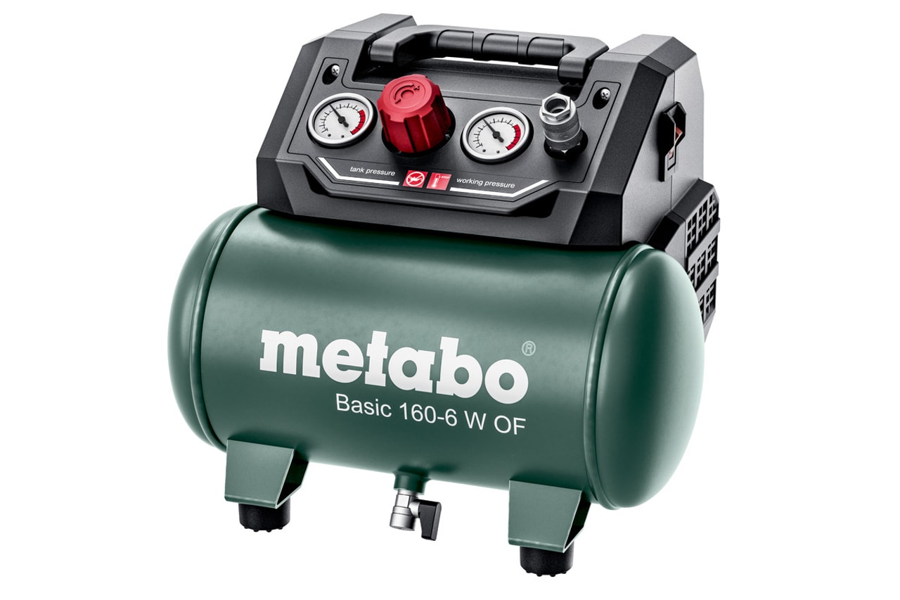 Стаціонарний компресор Metabo, модель Basic 160-6 W OF. Він має зелений резервуар для стисненого повітря, чорну верхню панель з двома манометрами для відображення тиску в баку та робочого тиску. Також видно червоний регулятор тиску та з'єднувальний вихід для пневматичного шланга. Цей компресор є призначеним для домашнього використання або для малих майстерень, де потрібно стиснене повітря для інструментів або інших завдань.