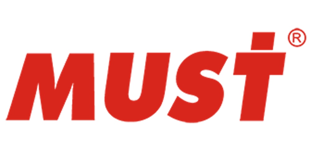 Красный логотип с надписью "MUST" в верхнем регистре и символом "R" в круге, обозначающим зарегистрированный товарный знак, расположенный в правом верхнем углу относительно текста.