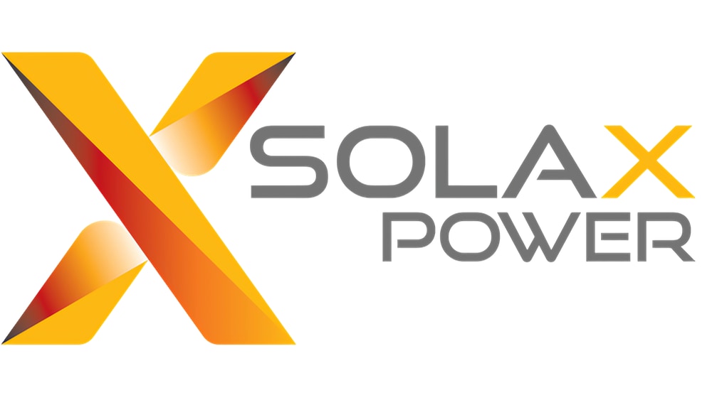 Логотип компании "SOLAX POWER", где буква "X" изображена в виде переплетённой желто-оранжевой фигуры на белом фоне. Название "SOLAX" написано большими серыми буквами, а слово "POWER" меньше и расположено под первым словом, с акцентированным оранжевым цветом в букве "X"