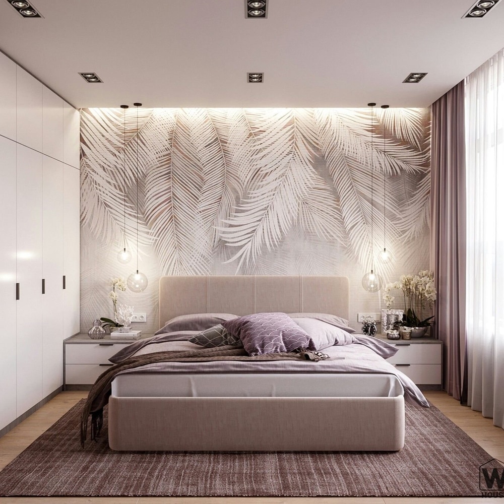 Сучасна спальня в пастельних тонах з акцентною стіною, прикрашеною шпалерами з малюнком пір'я, великим зручним ліжком та елегантним текстильним оздобленням.