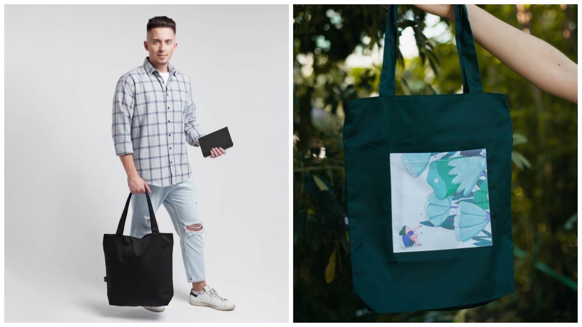 На фотоколлаже два изображения. На левом изображении мужчина в голубой рубашке в клетку и светлые джинсы с потертостями держит черный ноутбук и черную тканевую сумку. На правом изображении зеленая тканевая сумка с прозрачным карманом, в которой находится иллюстрация с зелеными растительными мотивами и персонажем в шляпе.