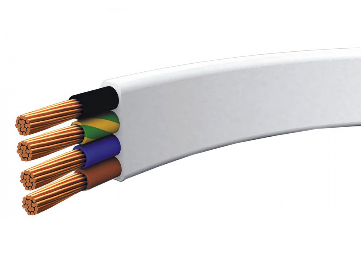 Сечение многожильного кабеля в белой изоляции, показывающее множество медных проводников, окрашенных в разные цвета: черный, зеленый, желтый, синий и два коричневых.