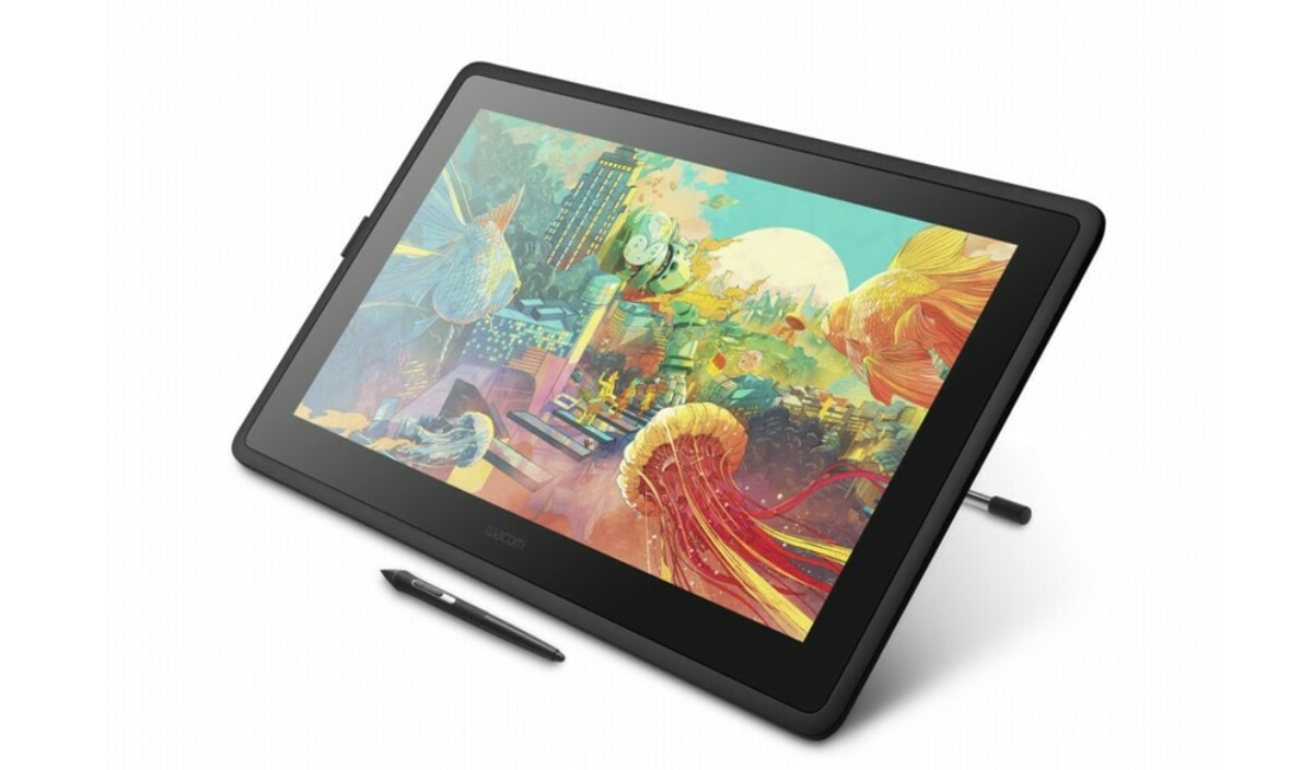 Графічний планшет Wacom із зображенням барвисті риби і медузи на екрані, з чорний стілус на білому тлі.