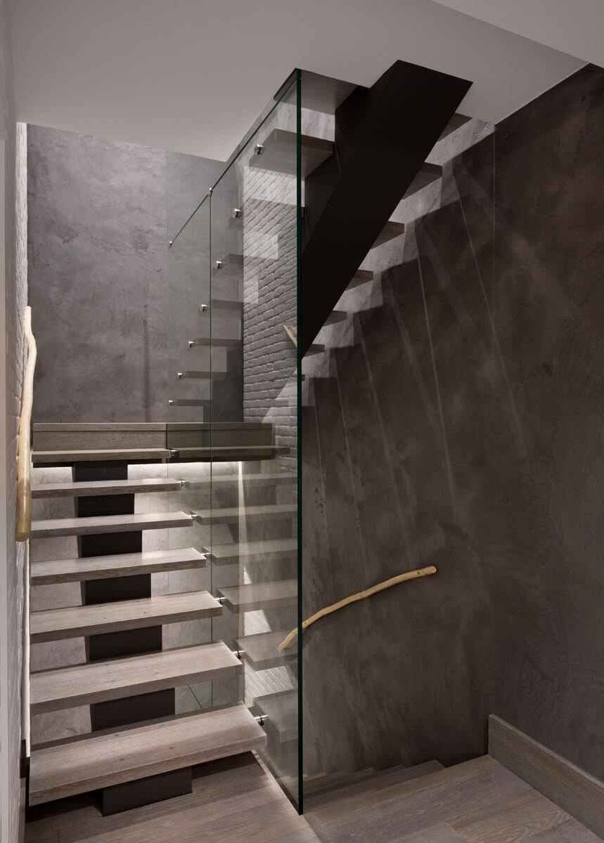 Новая конструкция лестницы «парящая» в воздухе является не только функционально необходимым элементом, но и дополнительным украшением квартиры, гармонично дополняя и объединяя пространство